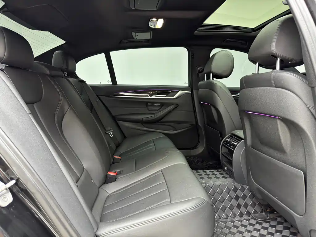 BMW 5 Series — миниатюра 15
