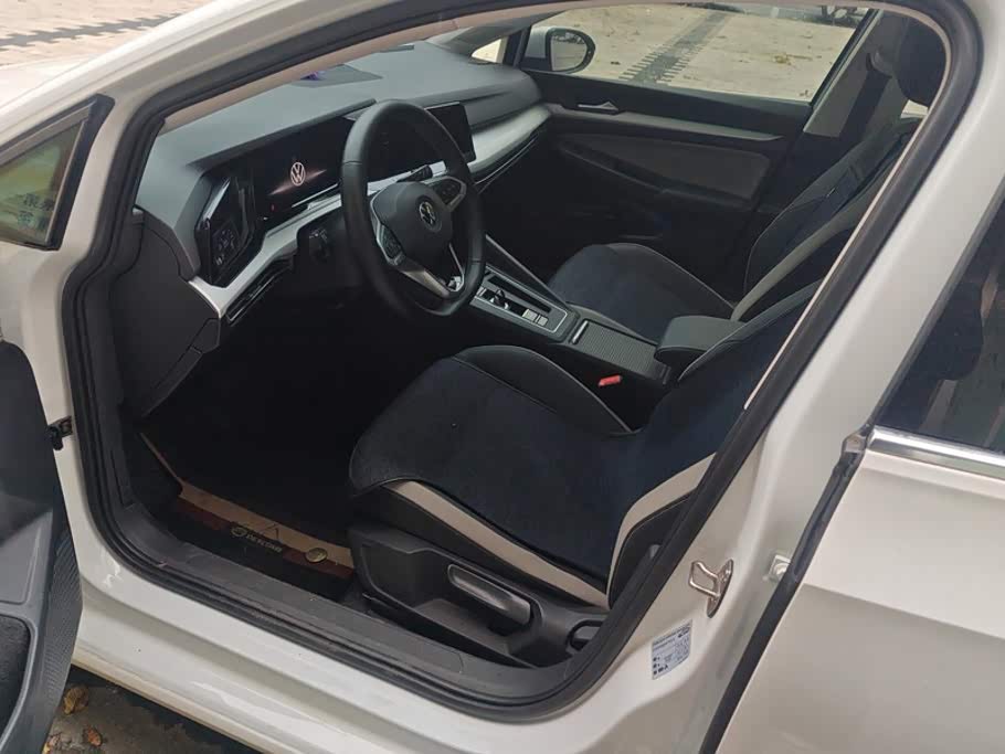 Volkswagen Golf 1.4 л 2022 г. Белый, пробег 19600 км