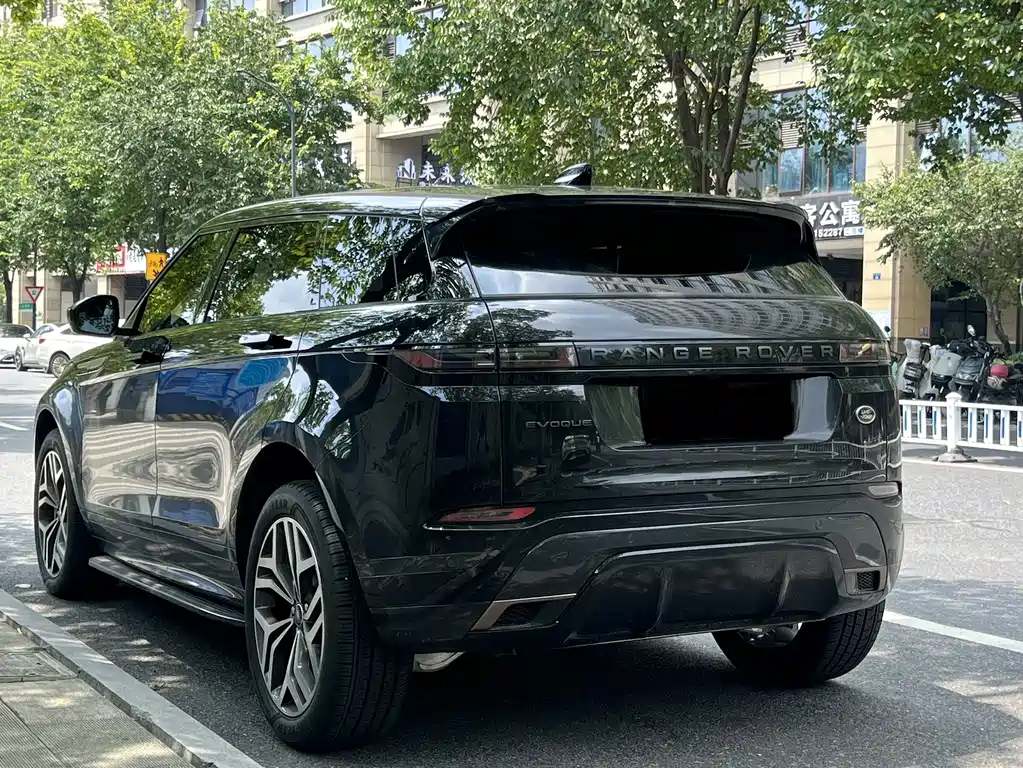 Заказать Land Rover Evoque 2026 года за 5 390 334 ₽  из Китая