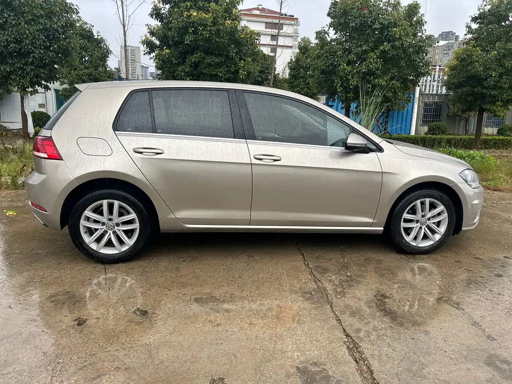 VOLKSWAGEN GOLF