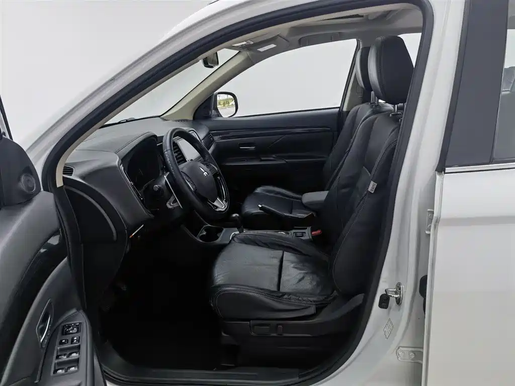 Mitsubishi Outlander 2016 2.4L Elite 5 мест