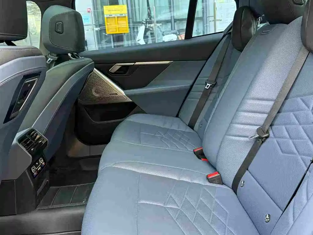 BMW 5 Series — миниатюра 10