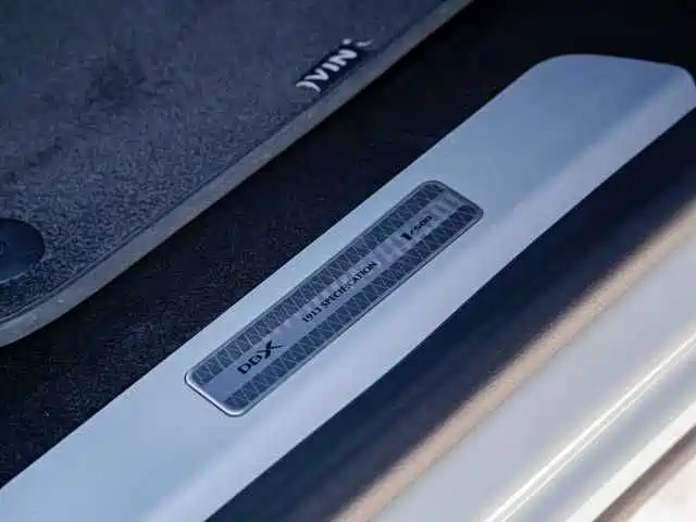 Aston Martin DBX — миниатюра 7