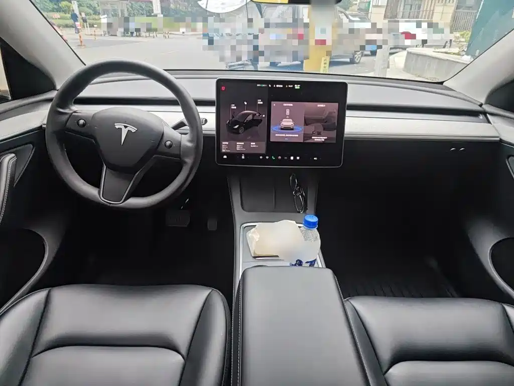 Tesla Model Y — миниатюра 5