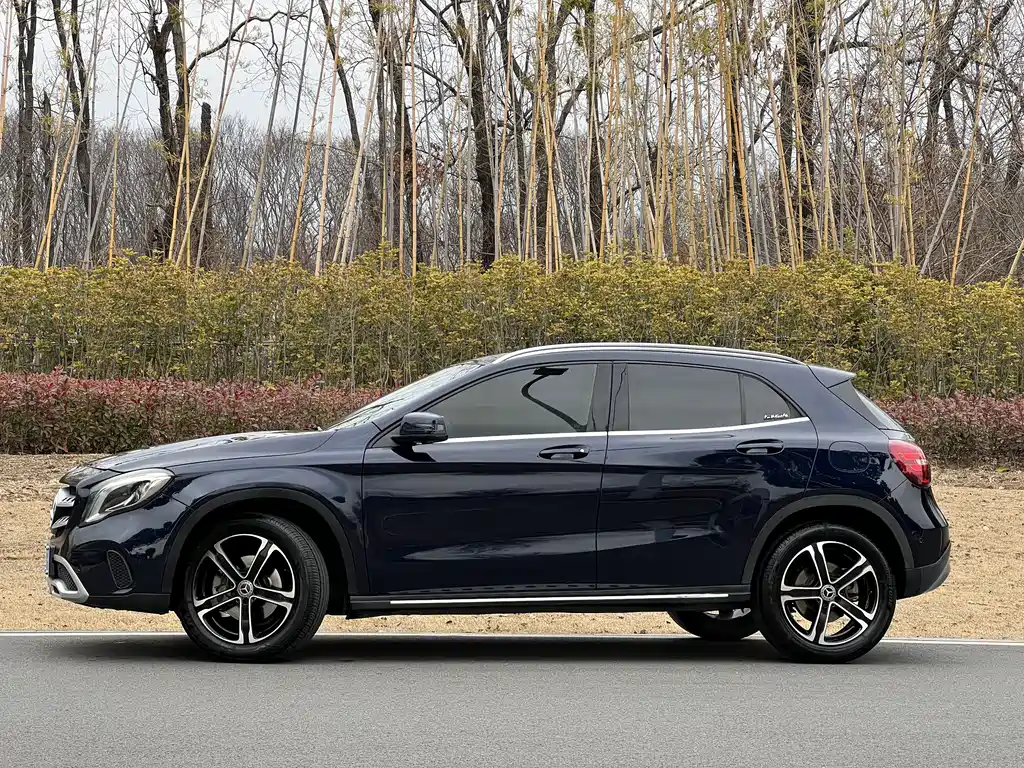 MERCEDES-BENZ GLA