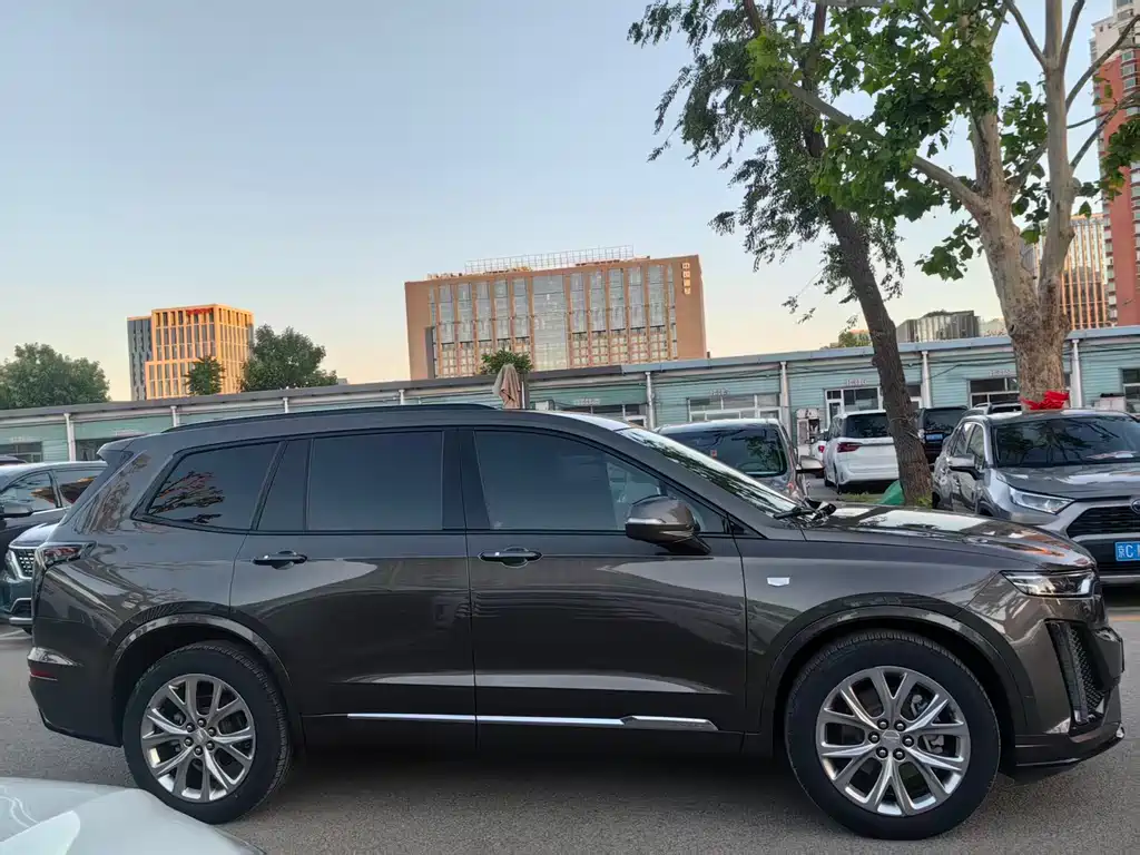 Cadillac XT6 2020 28T мест Lead Sport