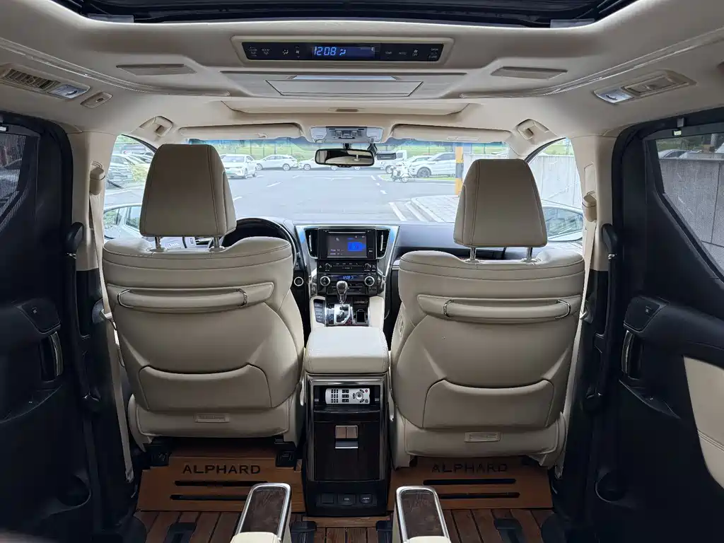 Toyota Alphard - фото 12