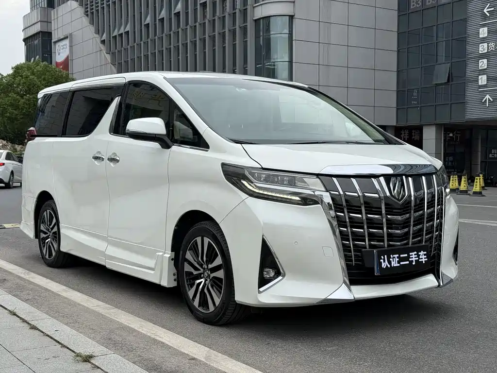 Toyota Alphard - фото 3