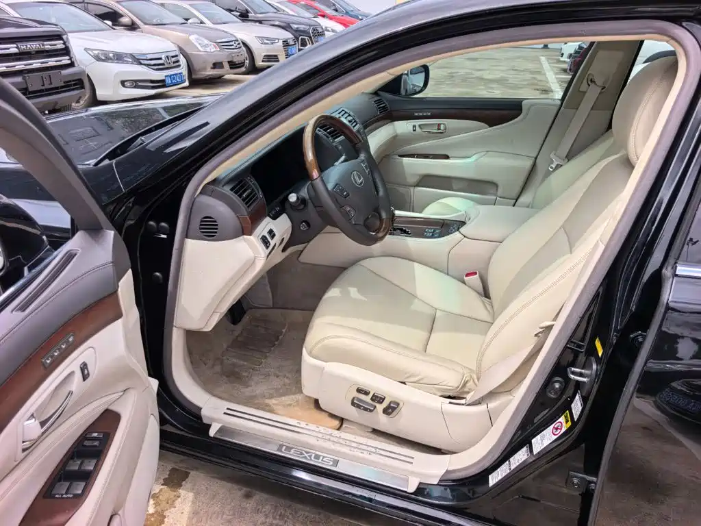 Lexus LS — миниатюра 11