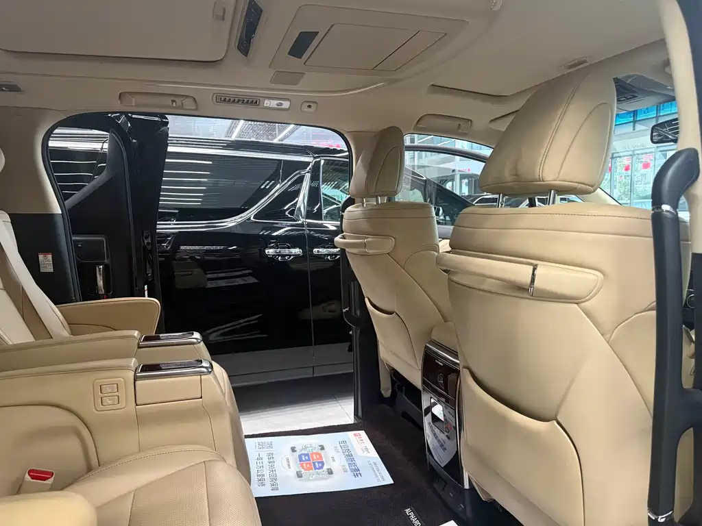 Toyota Alphard — миниатюра 7