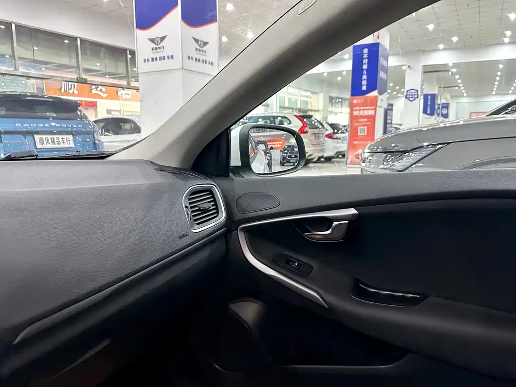 Volvo V40 — миниатюра 13