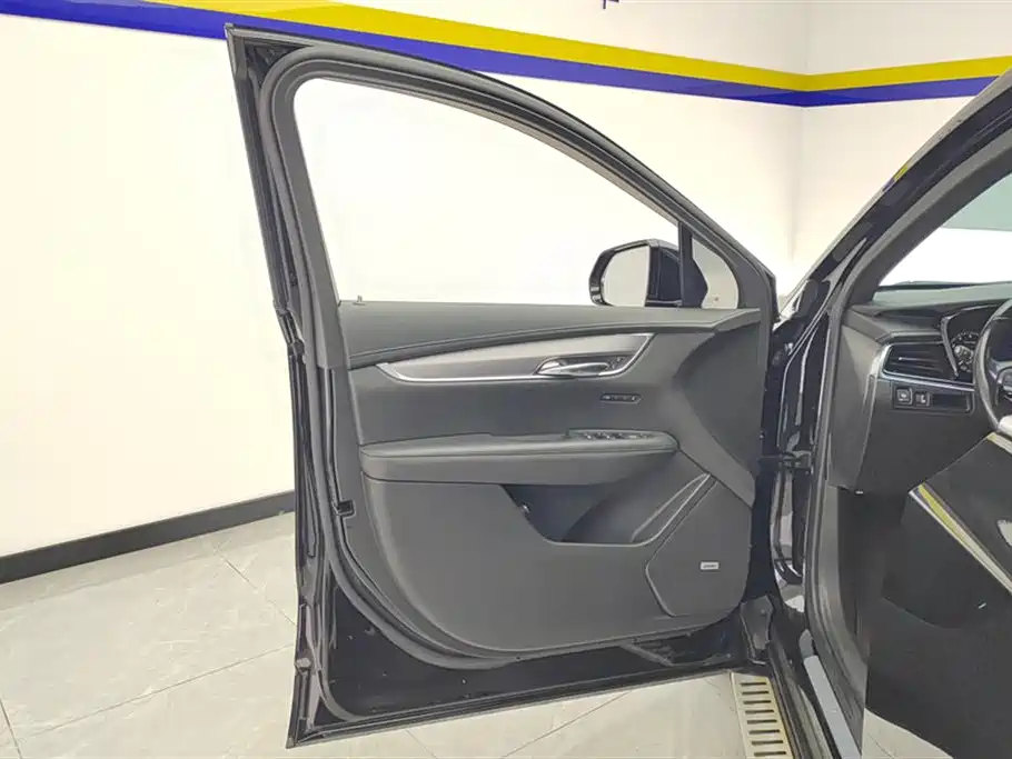 Cadillac XT6 2020 28T мест