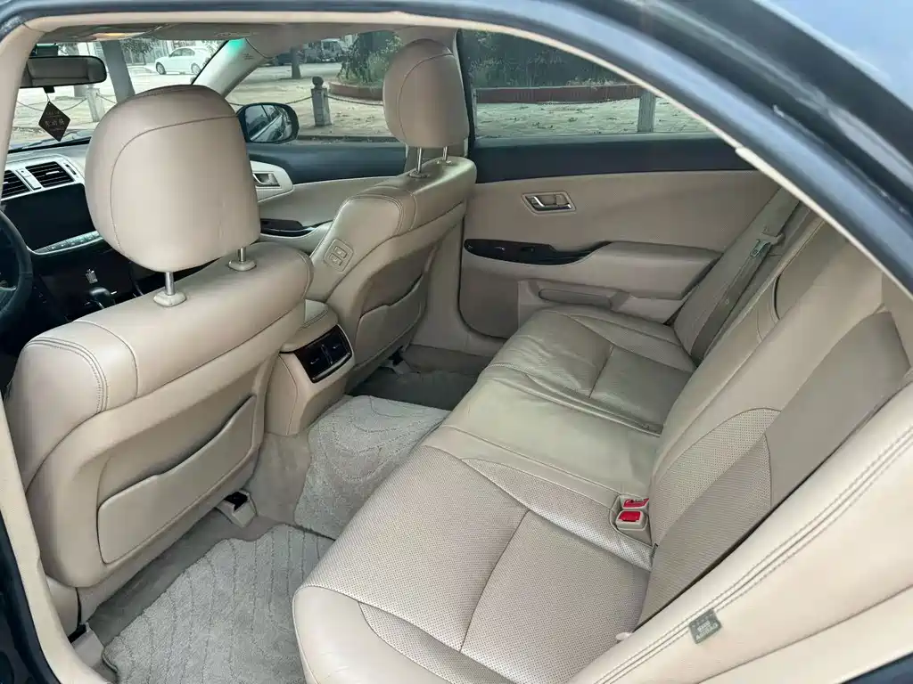 Toyota Crown — миниатюра 6