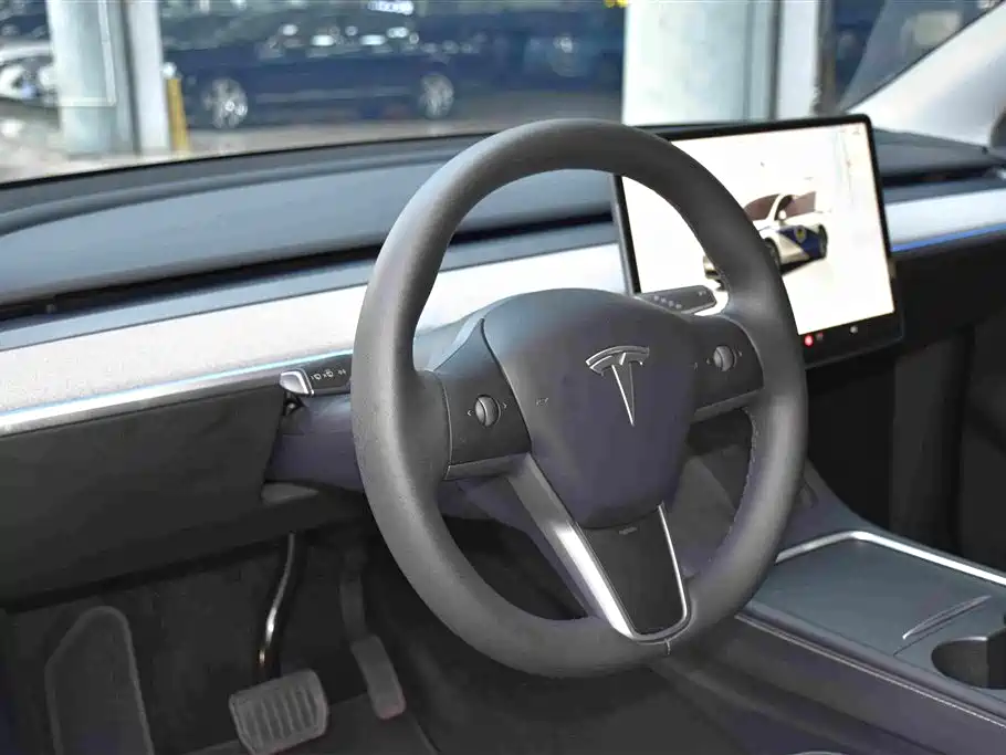 Tesla Model Y — миниатюра 8