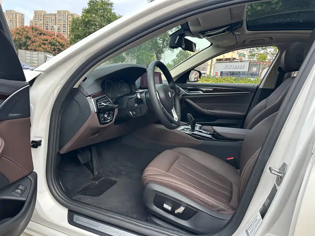 BMW 5 Series — миниатюра 8