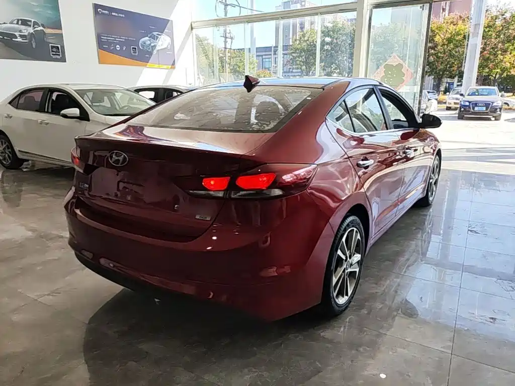 Hyundai Elantra — миниатюра 7