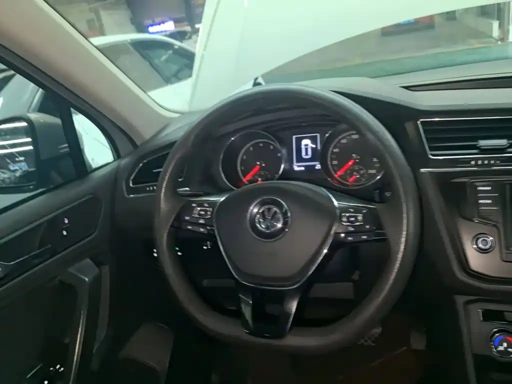 Volkswagen Tiguan L — миниатюра 11