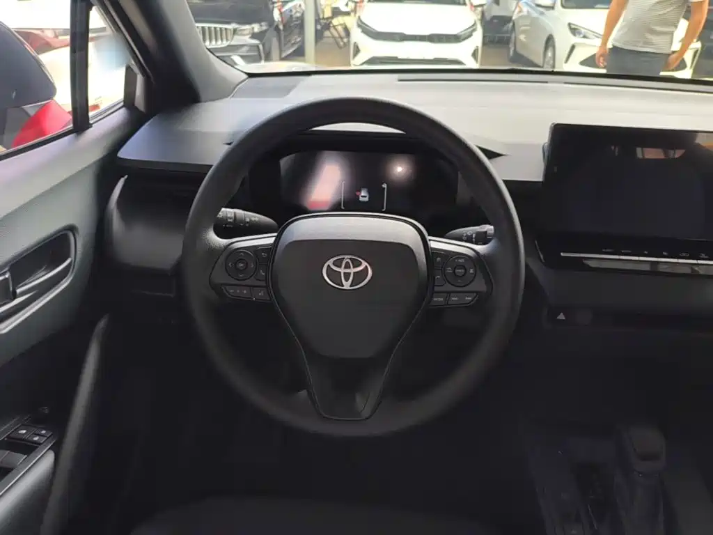 Toyota Corolla Cross — миниатюра 11