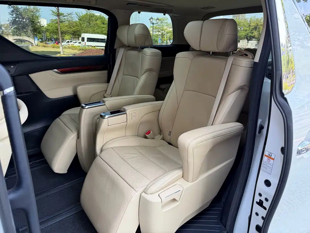 Toyota Alphard — миниатюра 8