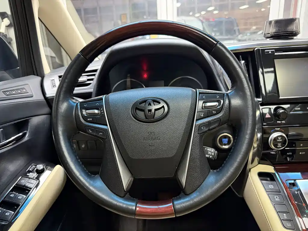 Toyota Alphard — миниатюра 9