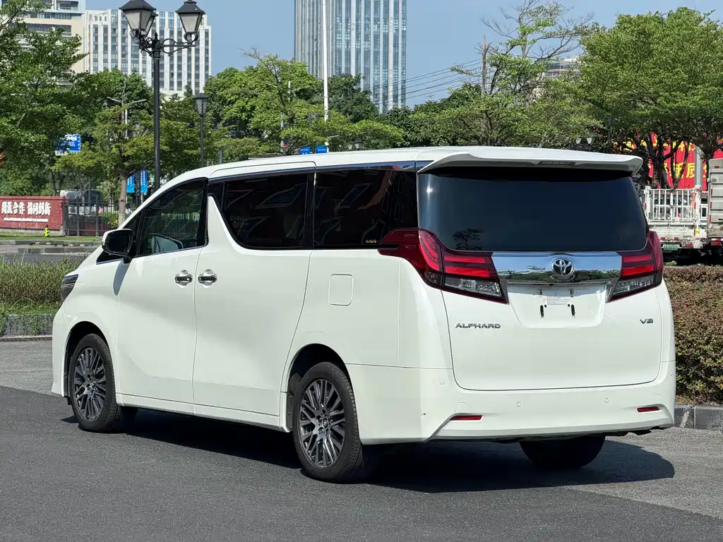 Toyota Alphard — миниатюра 19