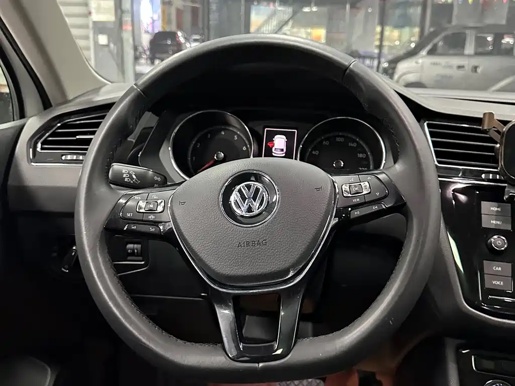 Volkswagen Tiguan L — миниатюра 18