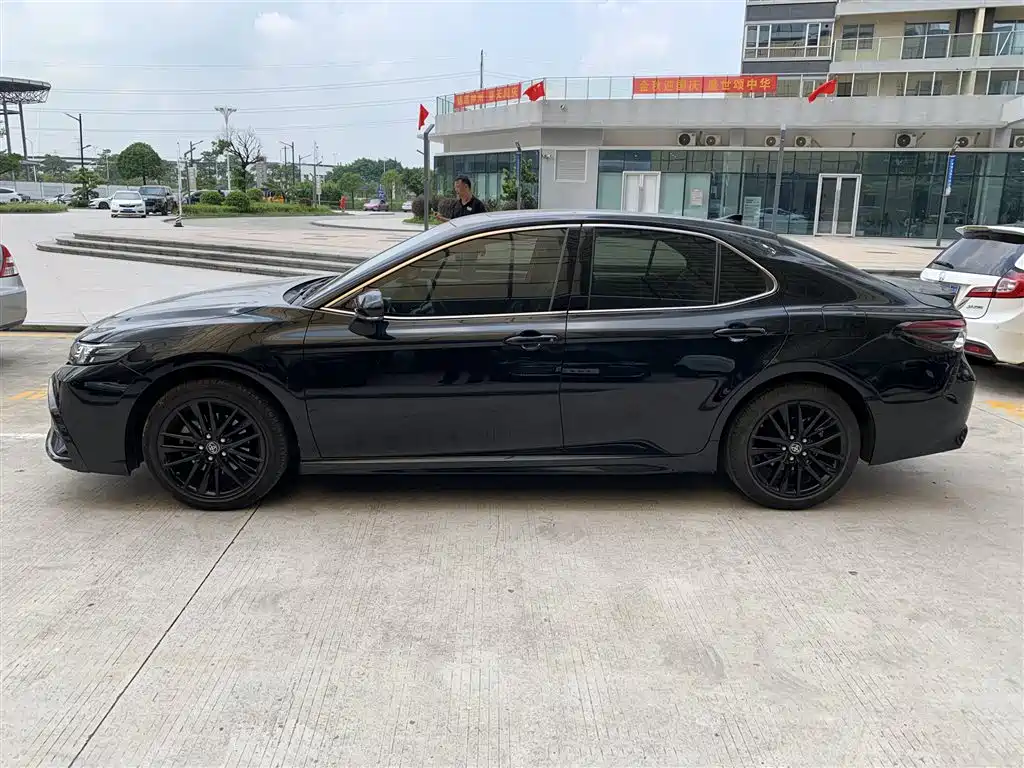 Toyota Camry — миниатюра 3