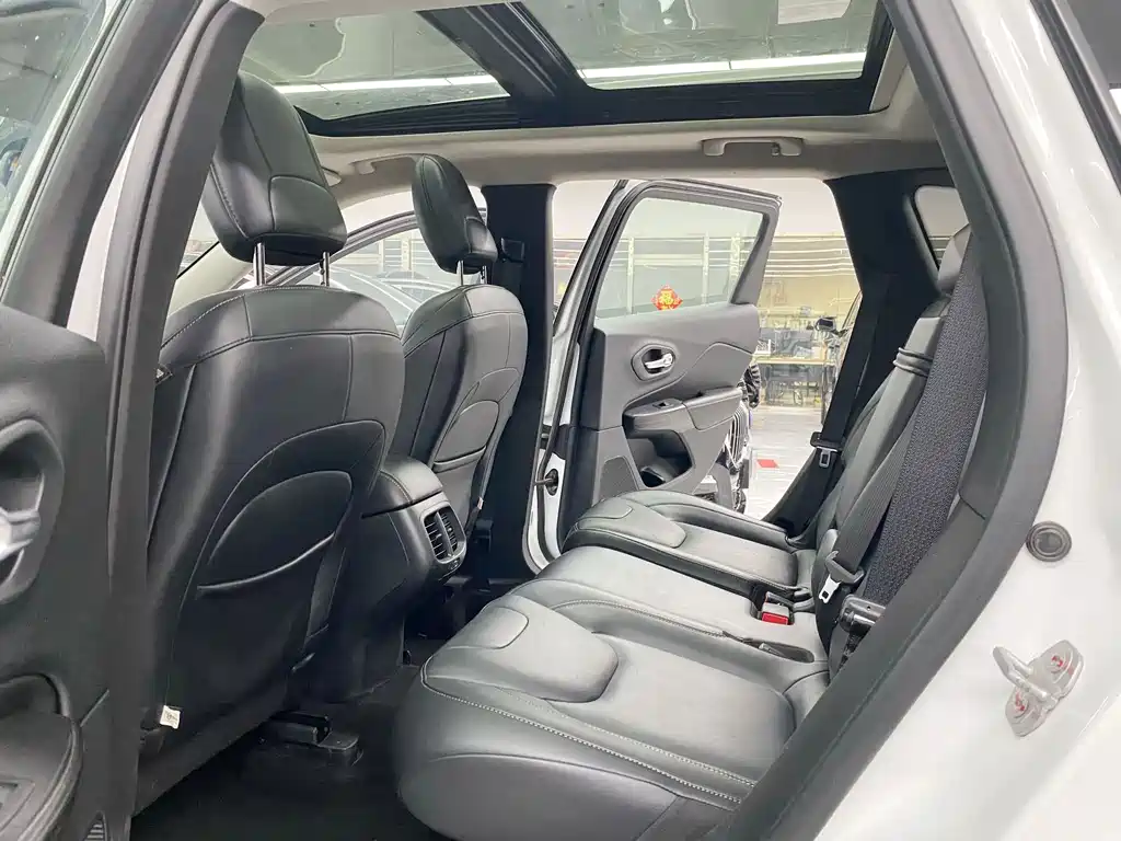 Jeep Cherokee — миниатюра 8