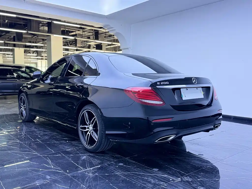 Mercedes-Benz E-Class — миниатюра 13