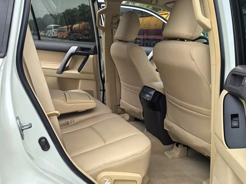 Toyota Land Cruiser Prado 2014 2.7L AT Luxury