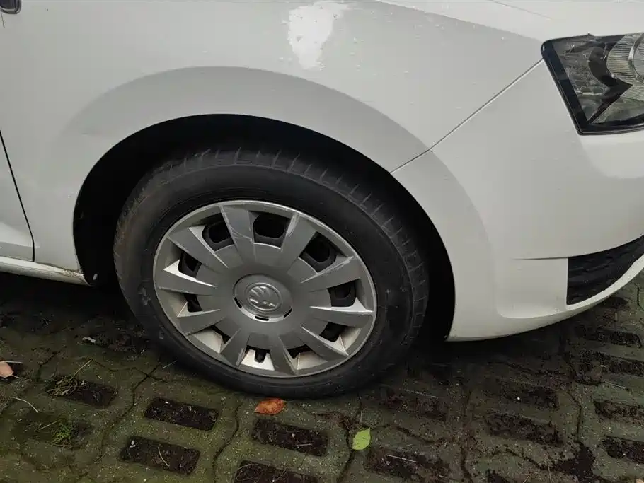 Skoda Rapid Spaceback 2016 1.6L MT