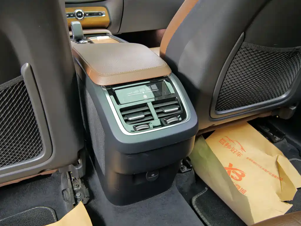 Volvo XC90 — миниатюра 7