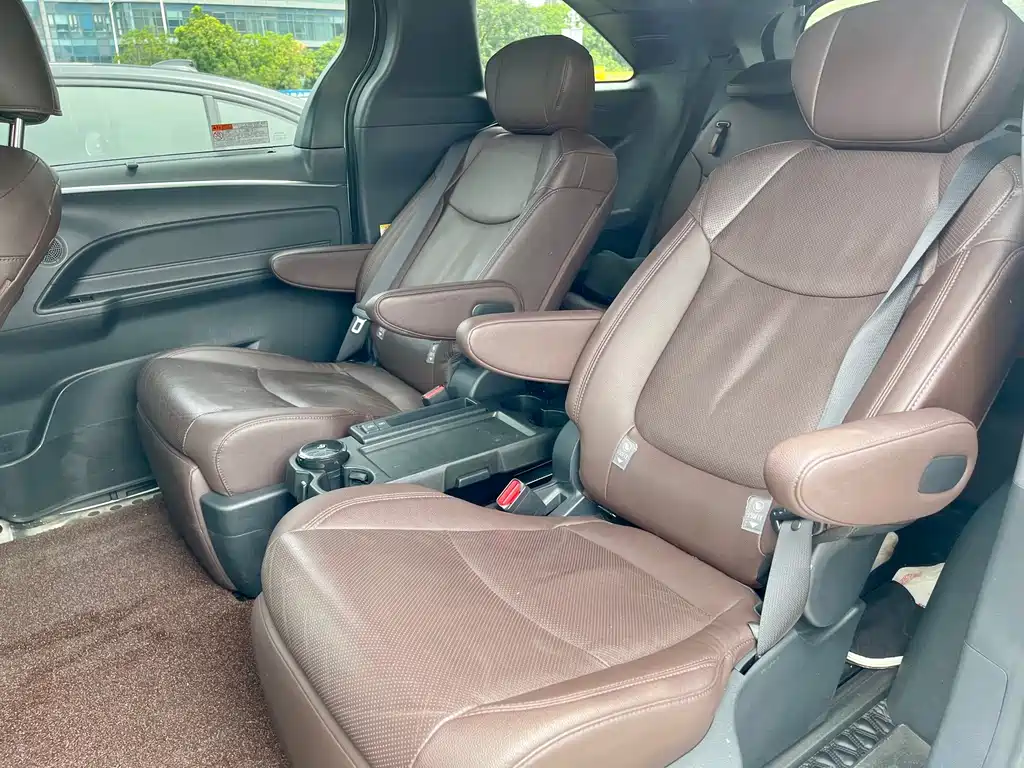 Toyota Sienna — миниатюра 8