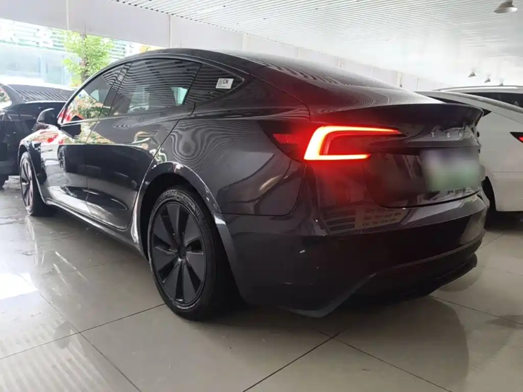 Tesla Model 3 — миниатюра 5