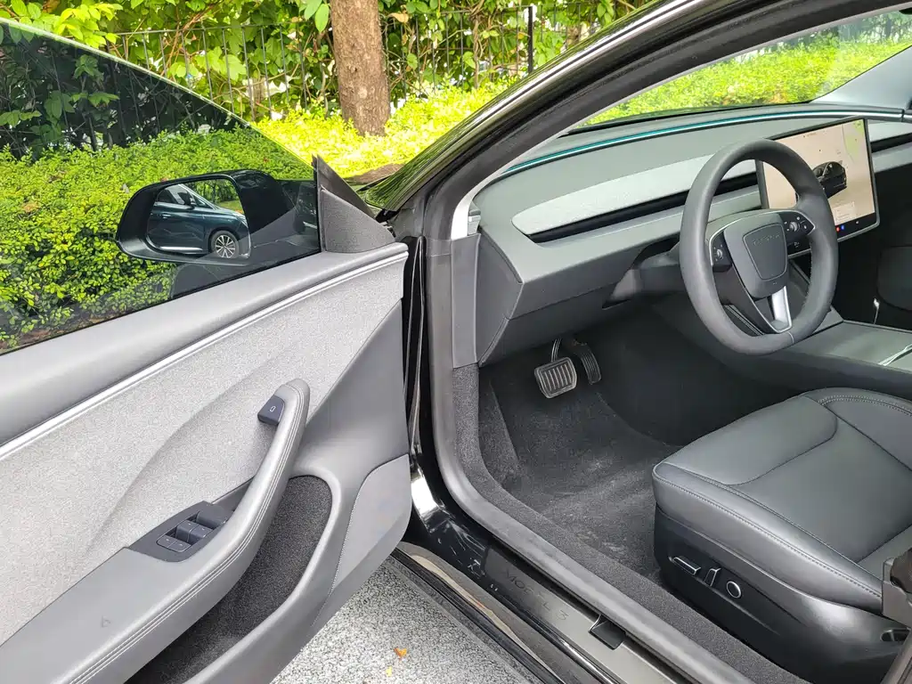Tesla Model 3 — миниатюра 6