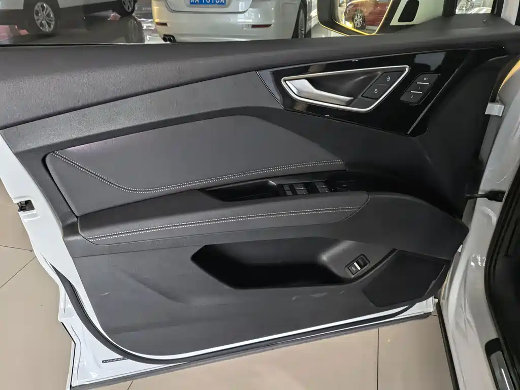 Audi Q4 e-tron — миниатюра 7