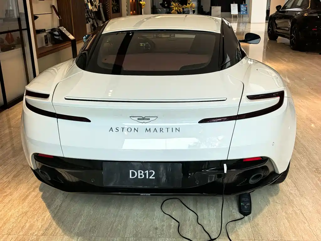 Aston Martin DB12 — миниатюра 8