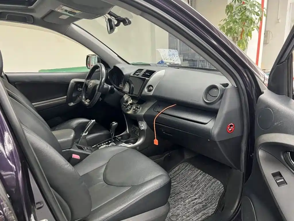 Toyota RAV4 — миниатюра 6
