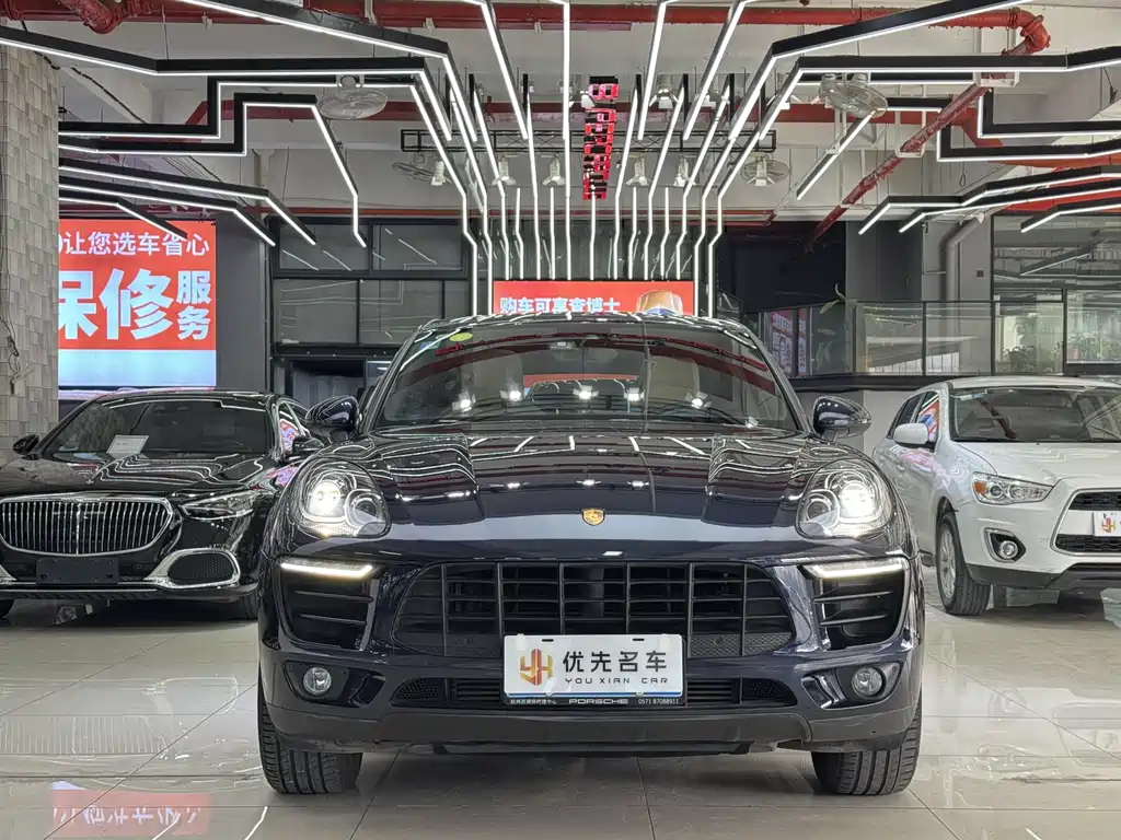 PORSCHE MACAN