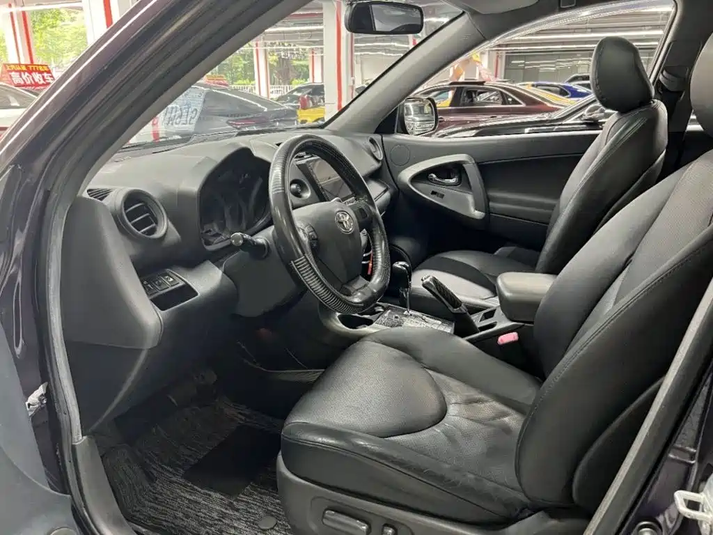 Toyota RAV4 — миниатюра 5