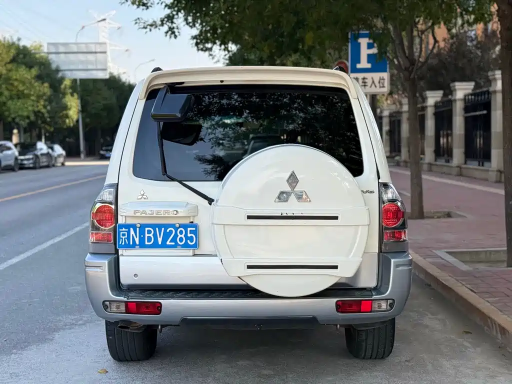 Mitsubishi Pajero — миниатюра 6