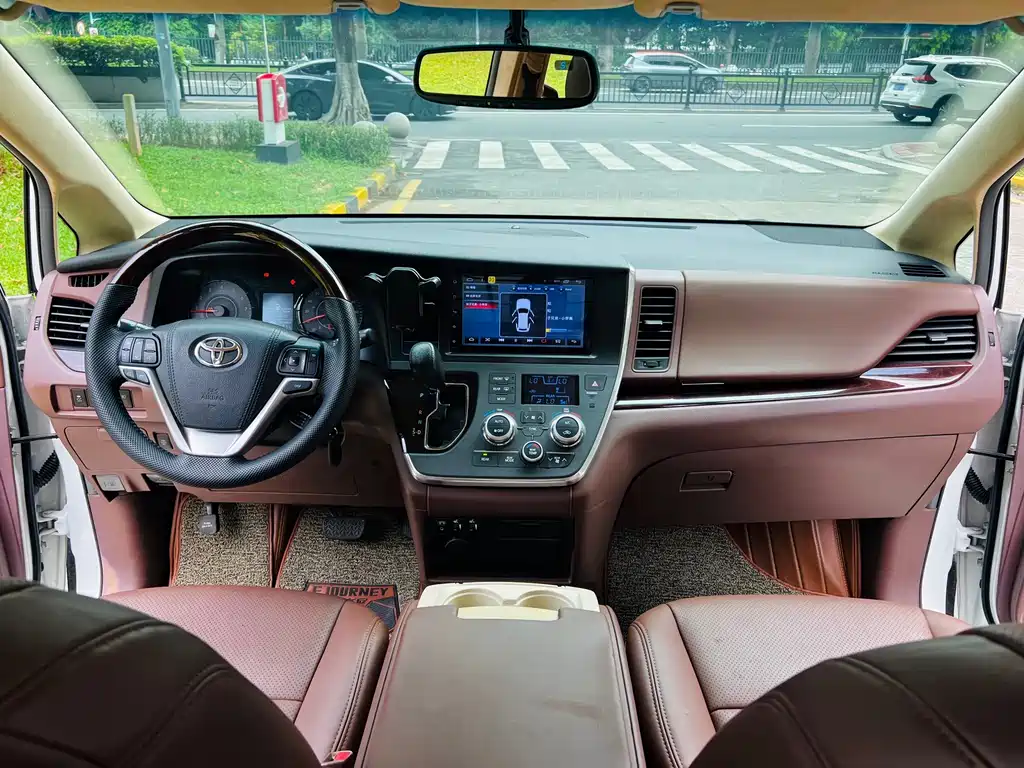 Toyota Sienna — миниатюра 18