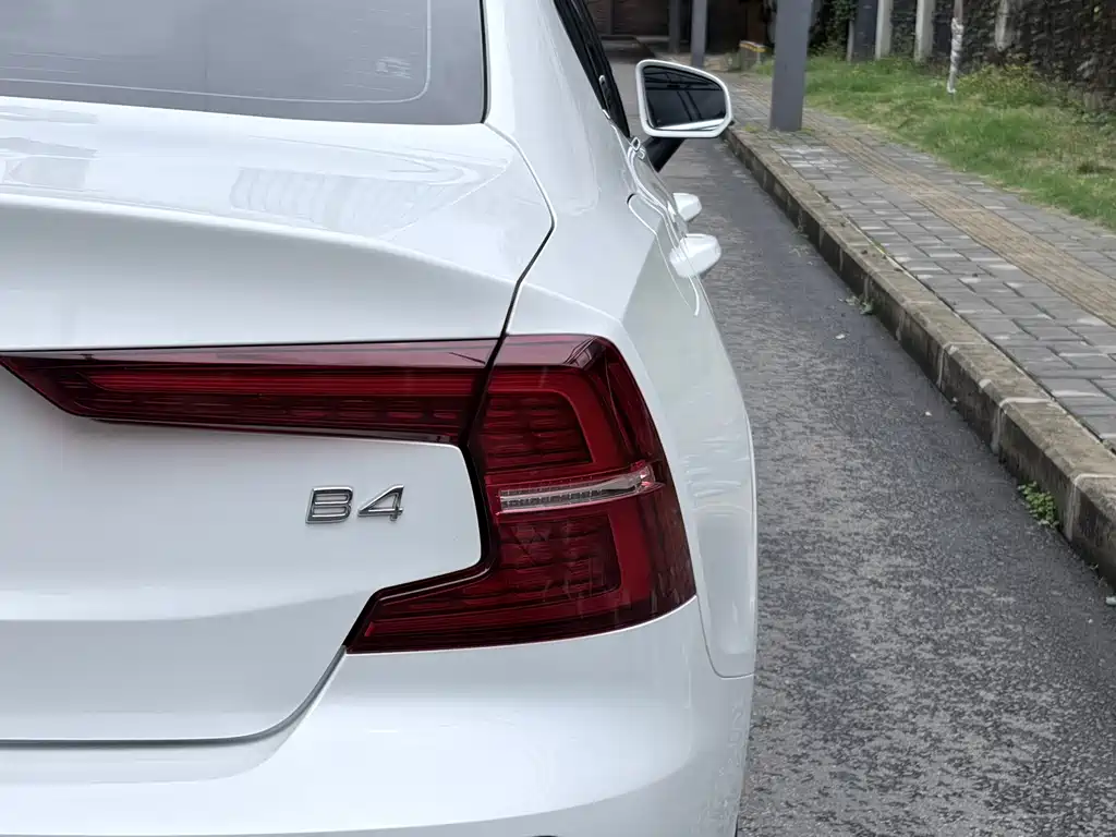 Volvo S60 2022 B4 Luxury