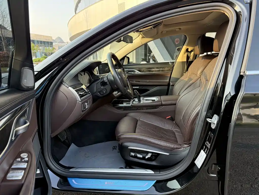 BMW 7 Series — миниатюра 4