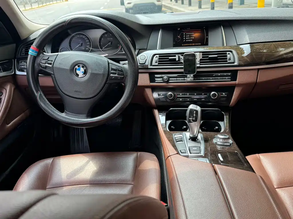 BMW 5 Series — миниатюра 6