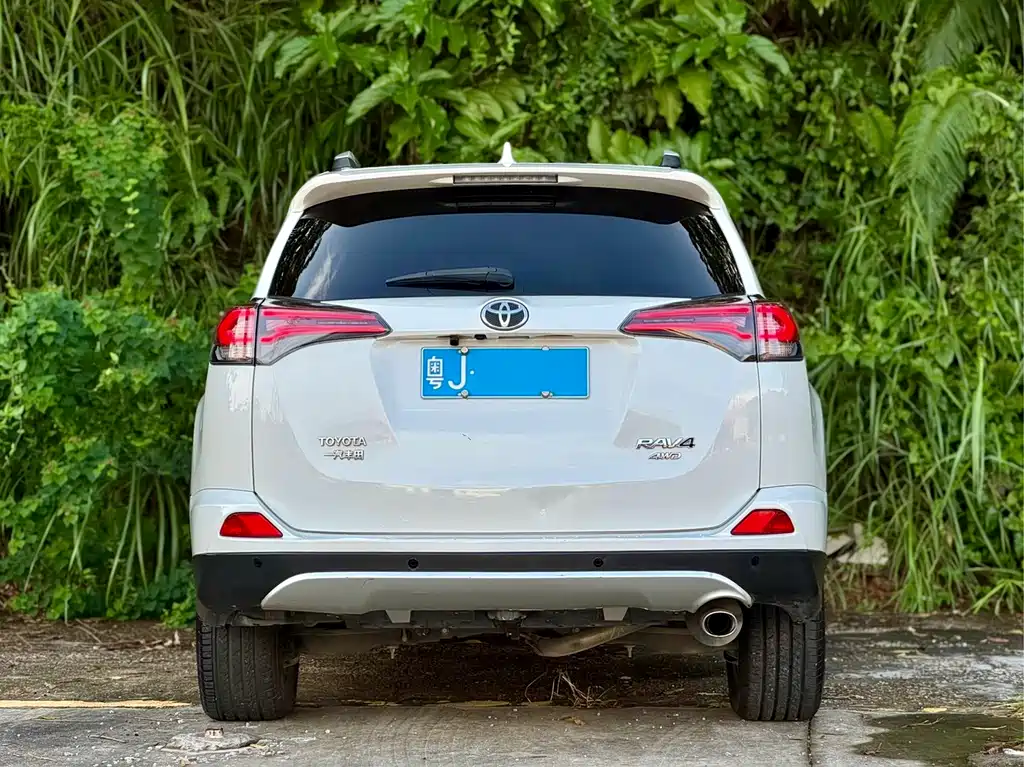 Toyota RAV4 — миниатюра 5