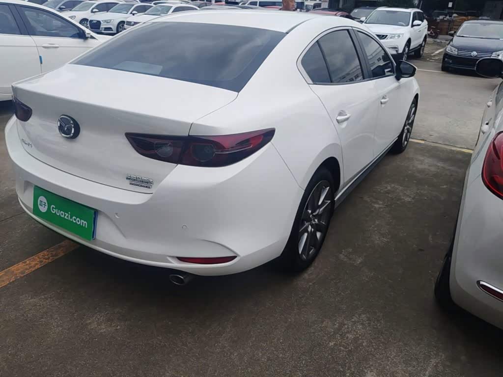 Mazda Mazda3 Axela 2.0 л 2023 г. Белый, пробег 28600 км