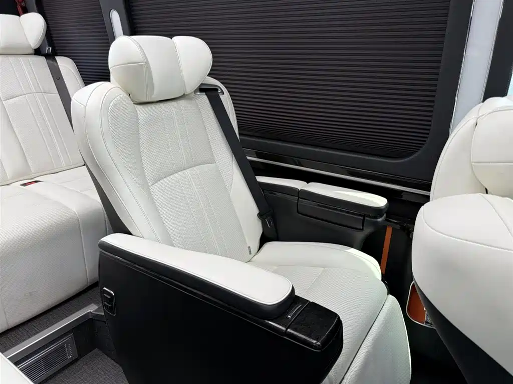 Toyota Coaster — миниатюра 26