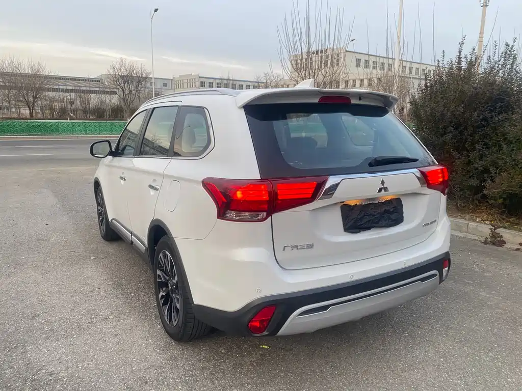 MITSUBISHI OUTLANDER