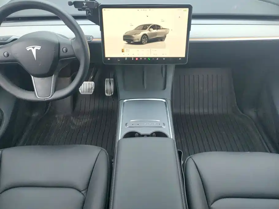 Tesla Model Y — миниатюра 16